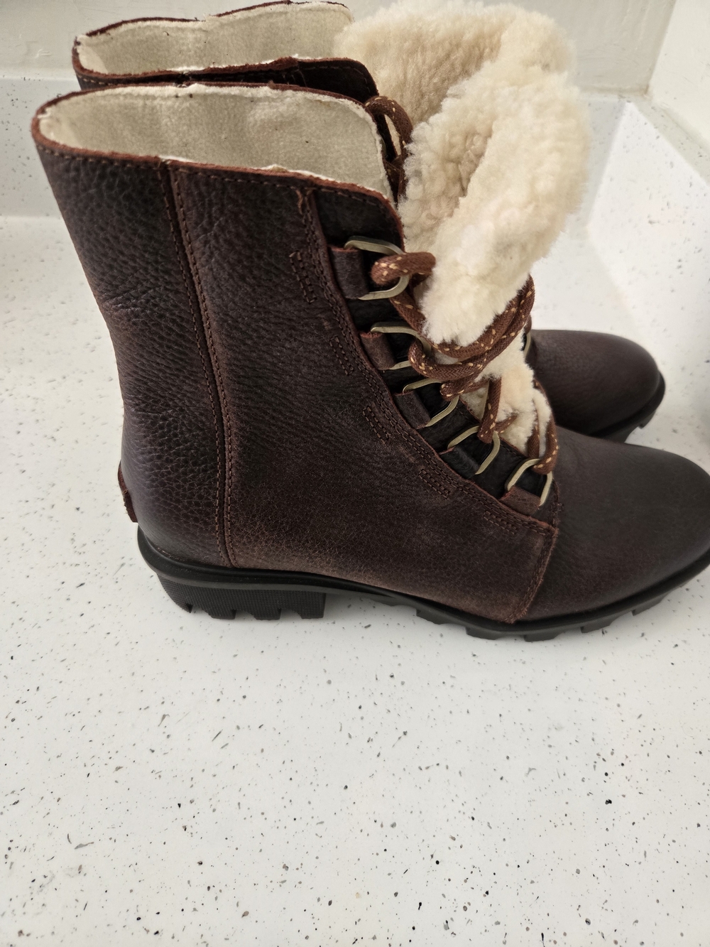 Sorel Women's Phoenix Short Lace Up Cozy Sherpa Leather Brown Boots Size 8